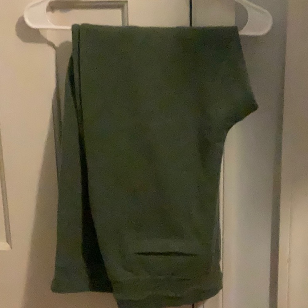 Green sweatpants with draw string, side pockets and one back pocket